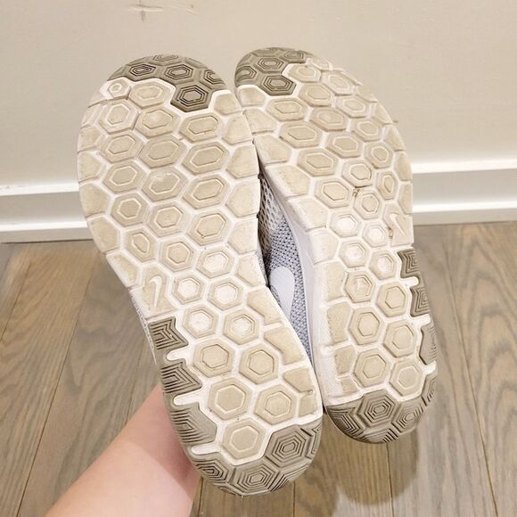 Nike Classic White & Grey Running Shoes Size: 8 US - Picture 10 of 11